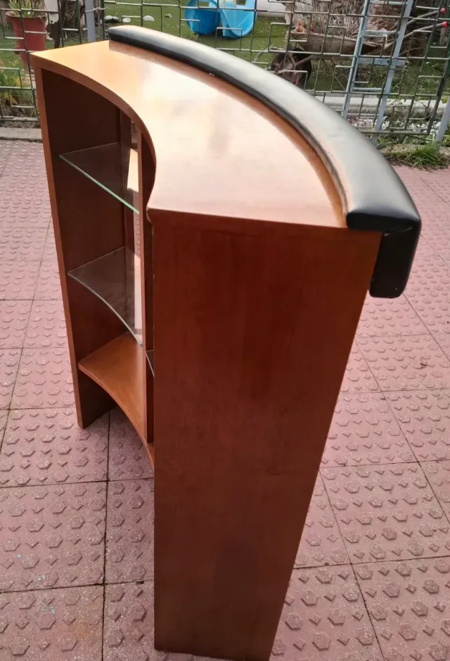 Barra de bar curva con vitrina