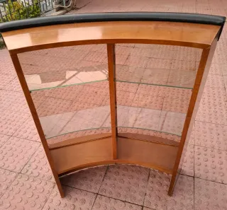 Barra de bar curva con vitrina