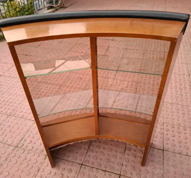 Barra de bar curva con vitrina