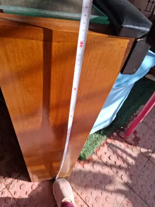 Barra de bar curva con vitrina