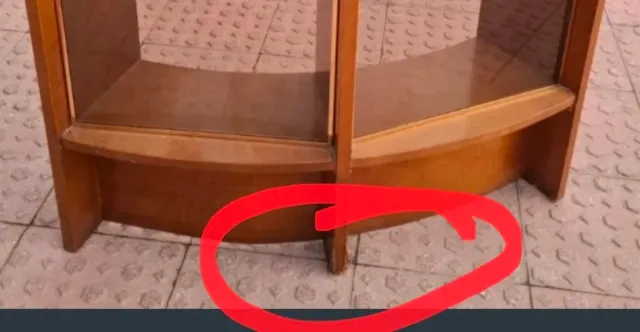 Barra de bar curva con vitrina