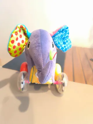 Elefante de peluche con ruedas para bebé