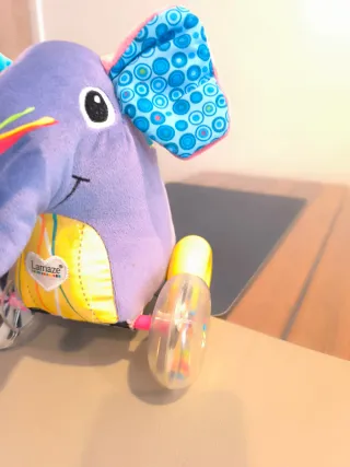 Elefante de peluche con ruedas para bebé
