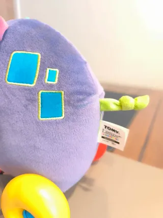 Elefante de peluche con ruedas para bebé