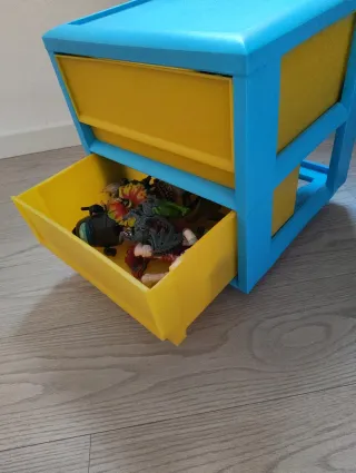 Cajonera de plástico azul y amarillo