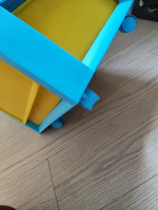 Cajonera de plástico azul y amarillo