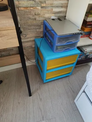 Cajonera de plástico azul y amarillo