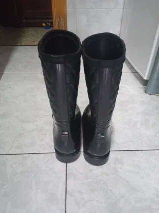 Botas de lluvia negras acolchadas