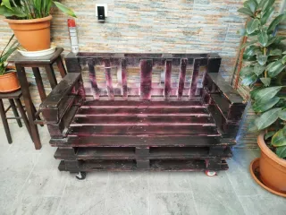 Sofá de palets marrón y rosa