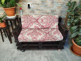 Sofá de palets marrón y rosa
