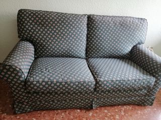 Sofá de 2 plazas con estampado floral