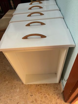 Cajonera blanca con tiradores de madera