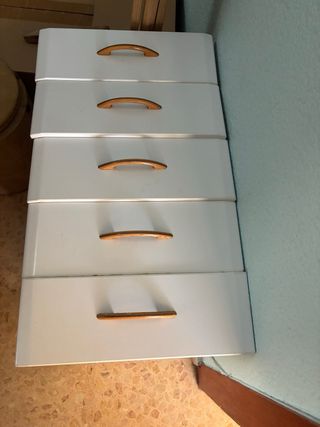 Cajonera blanca con tiradores de madera