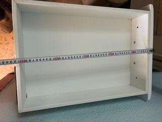 Cajonera blanca con tiradores de madera