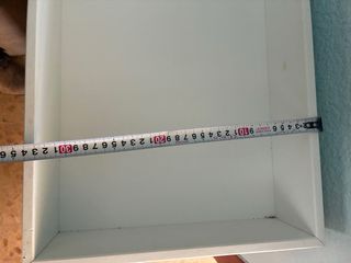 Cajonera blanca con tiradores de madera