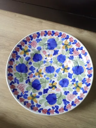 Plato decorativo cerámica flores.Mide 30cm diámetr