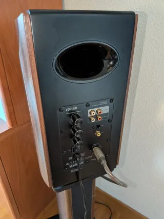 Edifier S2000MKIII con soportes