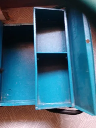 Caja de herramientas metálica vintage