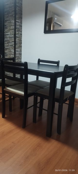 Mesa de comedor + 4 sillas
