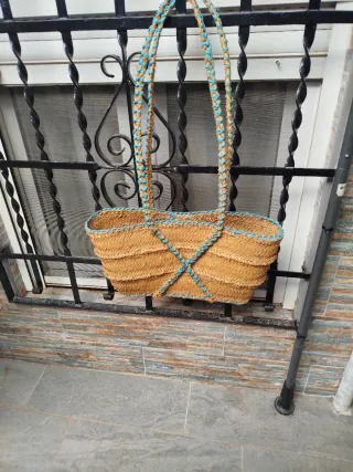 Cesta de esparto tejida a mano