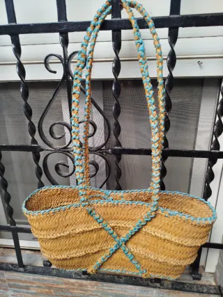 Cesta de esparto tejida a mano