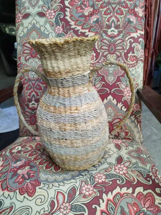 Cesta de esparto tejida a mano