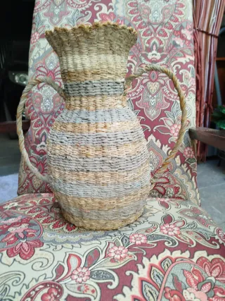 Cesta de esparto tejida a mano