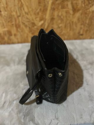 Mochila preta acolchoada com detalhe dourado