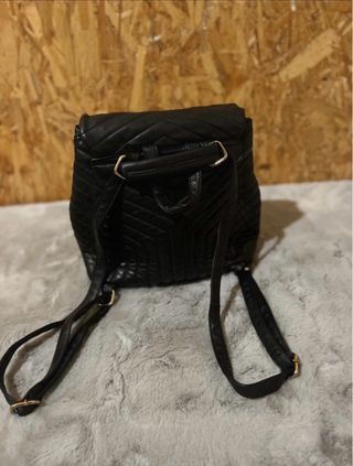 Mochila preta acolchoada com detalhe dourado