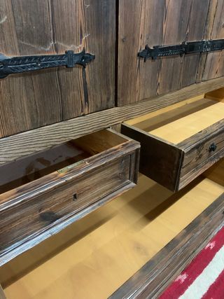 Gran armario de madera. Antiguo