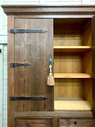 Gran armario de madera. Antiguo