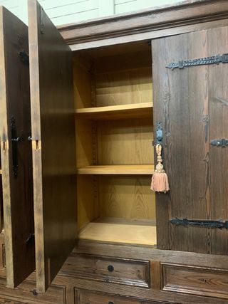 Gran armario de madera. Antiguo