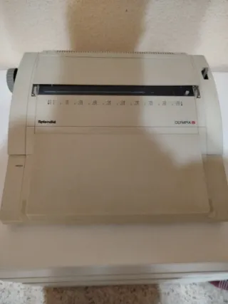 Máquina de escribir Olympia Splendid retro