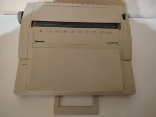 Máquina de escribir Olympia Splendid retro