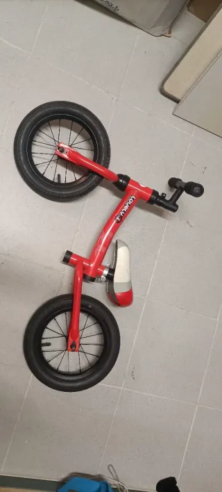 Bici sin pedales roja para 3 años