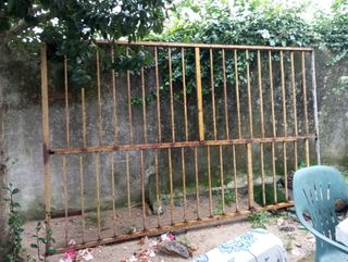 Portón de hierro rústico