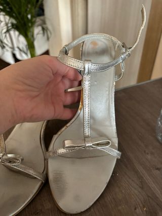 Sandalias plateadas tacón bajo con lazo