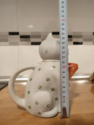 Jarra de porcelana con forma de gato y pez