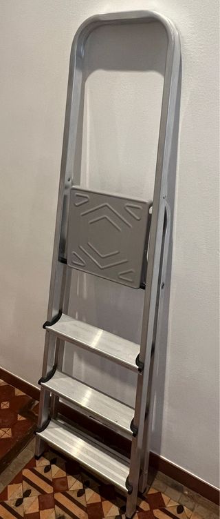 Escalera aluminio 4 peldaños