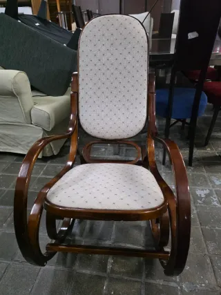 Poltrona a dondolo in legno imbottita