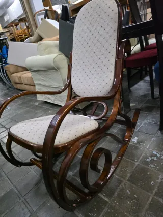 Poltrona a dondolo in legno imbottita