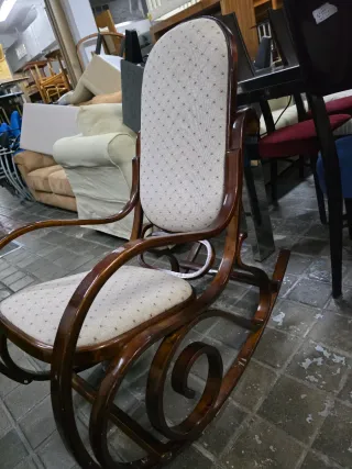 Poltrona a dondolo in legno imbottita