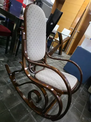 Poltrona a dondolo in legno imbottita