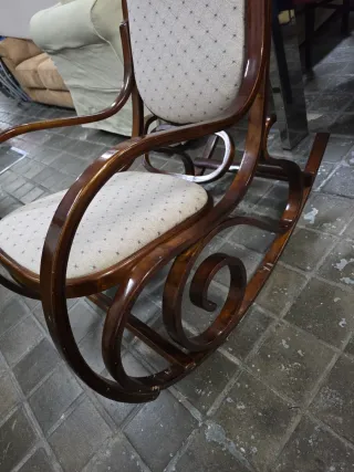 Poltrona a dondolo in legno imbottita