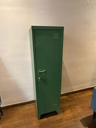Taquilla metálica verde estilo industrial