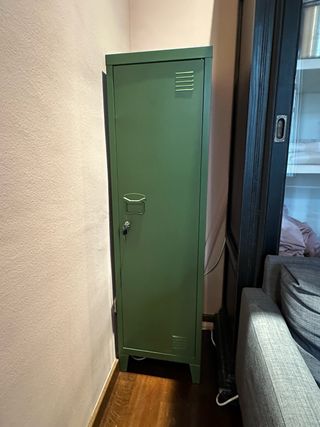 Taquilla metálica verde estilo industrial