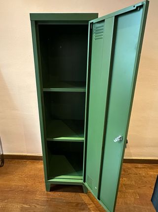 Taquilla metálica verde estilo industrial