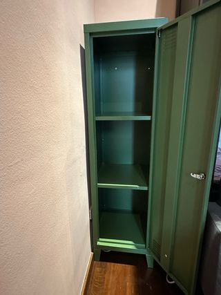 Taquilla metálica verde estilo industrial