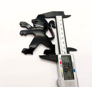 EMBLEMA LOGO PEUGEOT 75x80mm NEGRO