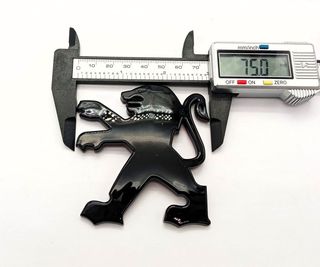 EMBLEMA LOGO PEUGEOT 75x80mm NEGRO